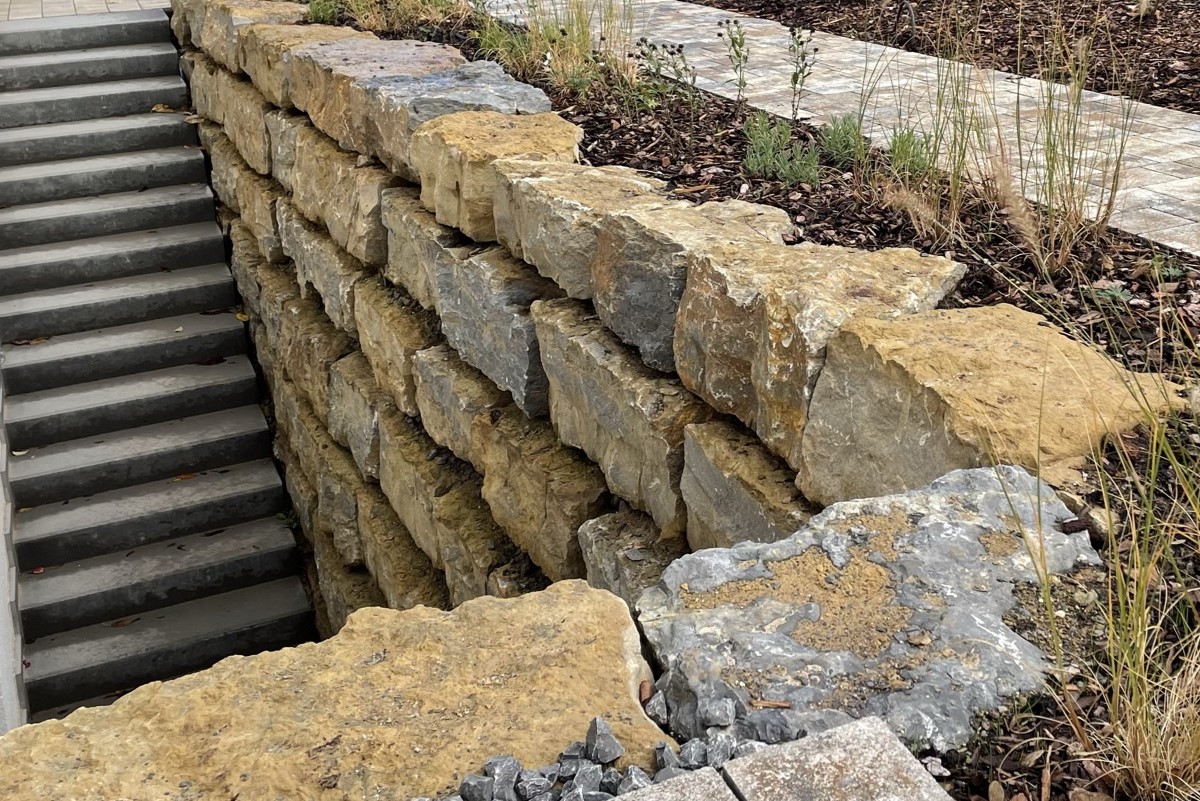 Mauer aus Naturstein für Kellertreppenaufgang 