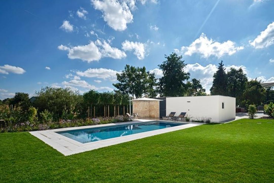 Exklusive Gartenanlage mit Pool und moderner Architektur Exklusive Gartenanlage mit Pool, großer Rasenfläche, moderner Architektur und stilvoller Bepflanzung