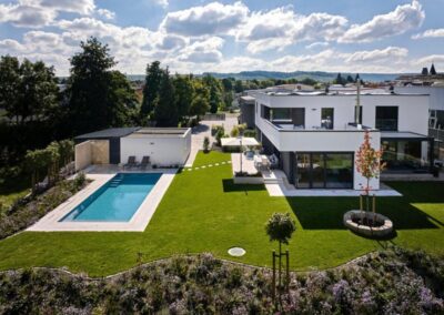 Exklusiver Privatgarten mit Pool, großzügiger Rasenfläche, moderner Terrasse und klar strukturierter Außenanlage