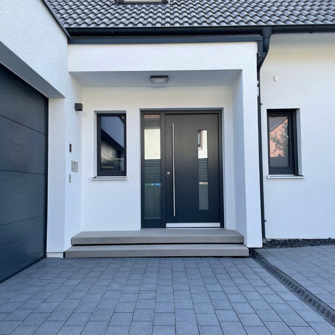 Moderner Eingangsbereich mit klarer Wirkung Geradlinig gestalteter Hauseingang mit sauberer Pflasterfläche und moderner Ausstrahlung.