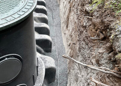 Eingebaute Zisterne mit vorbereitetem Graben und Leitungsführung für Regenwassernutzung im Garten