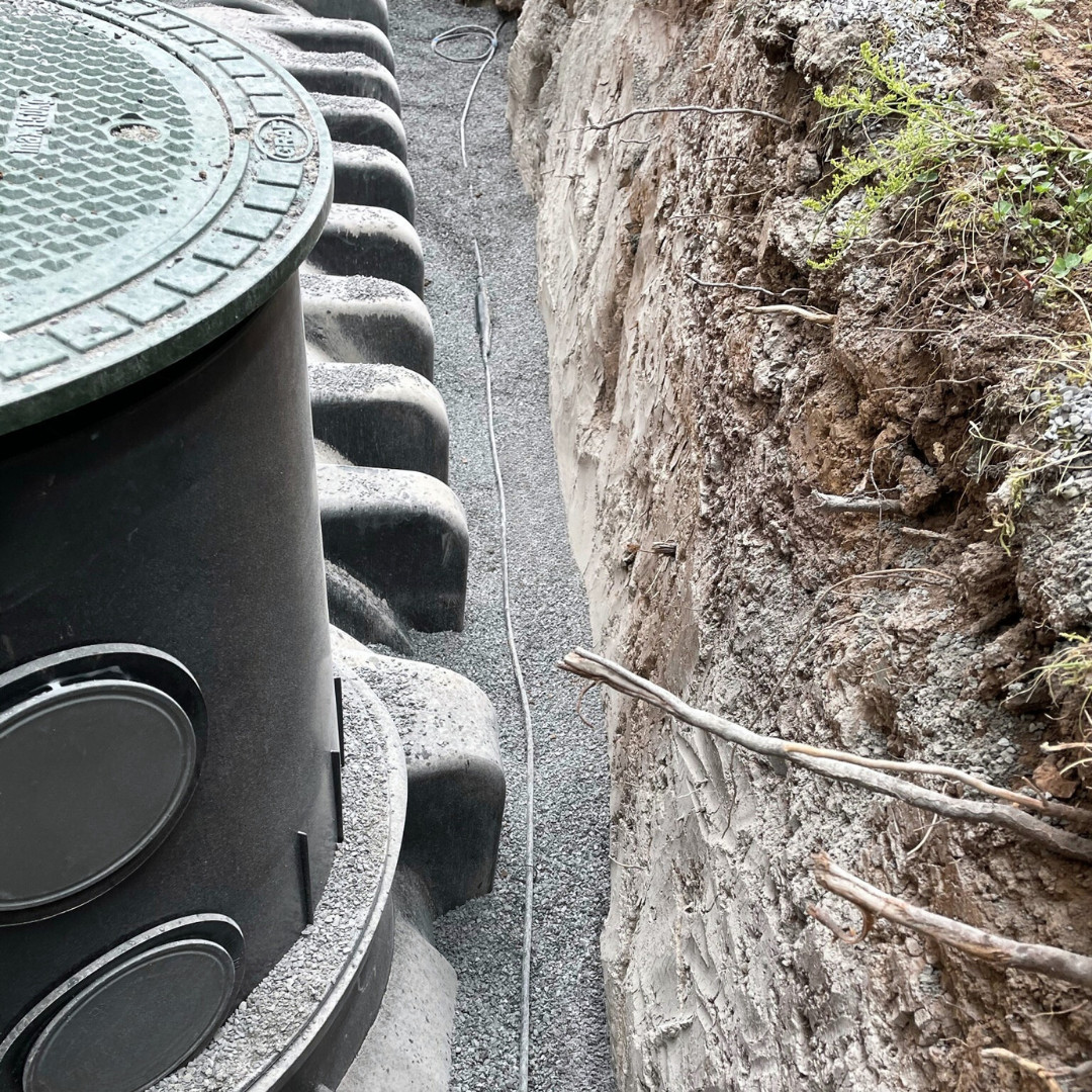 Zisterneneinbau - Nachhaltige Gartenbewässerung Eingebaute Zisterne mit vorbereitetem Graben und Leitungsführung für Regenwassernutzung im Garten